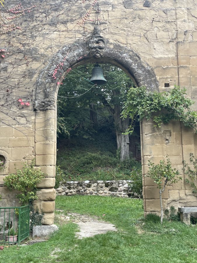 Jardin de l’arche de st antoine : une arche en pierre, une large cloche en métal, gagnées par la végétation