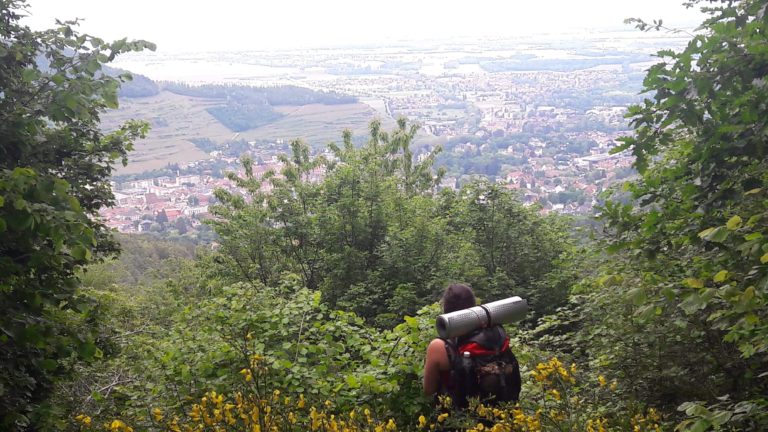Femme qui regarde un paysage, pendant un trek