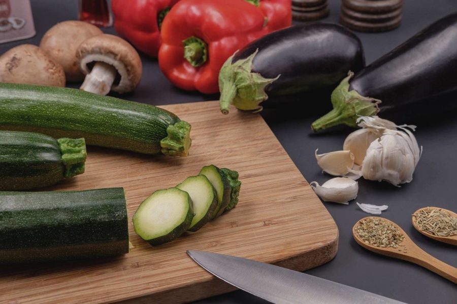 Cuisiner les légumes d'été : aubergine, courgette et poivron pour faire une ratatouille