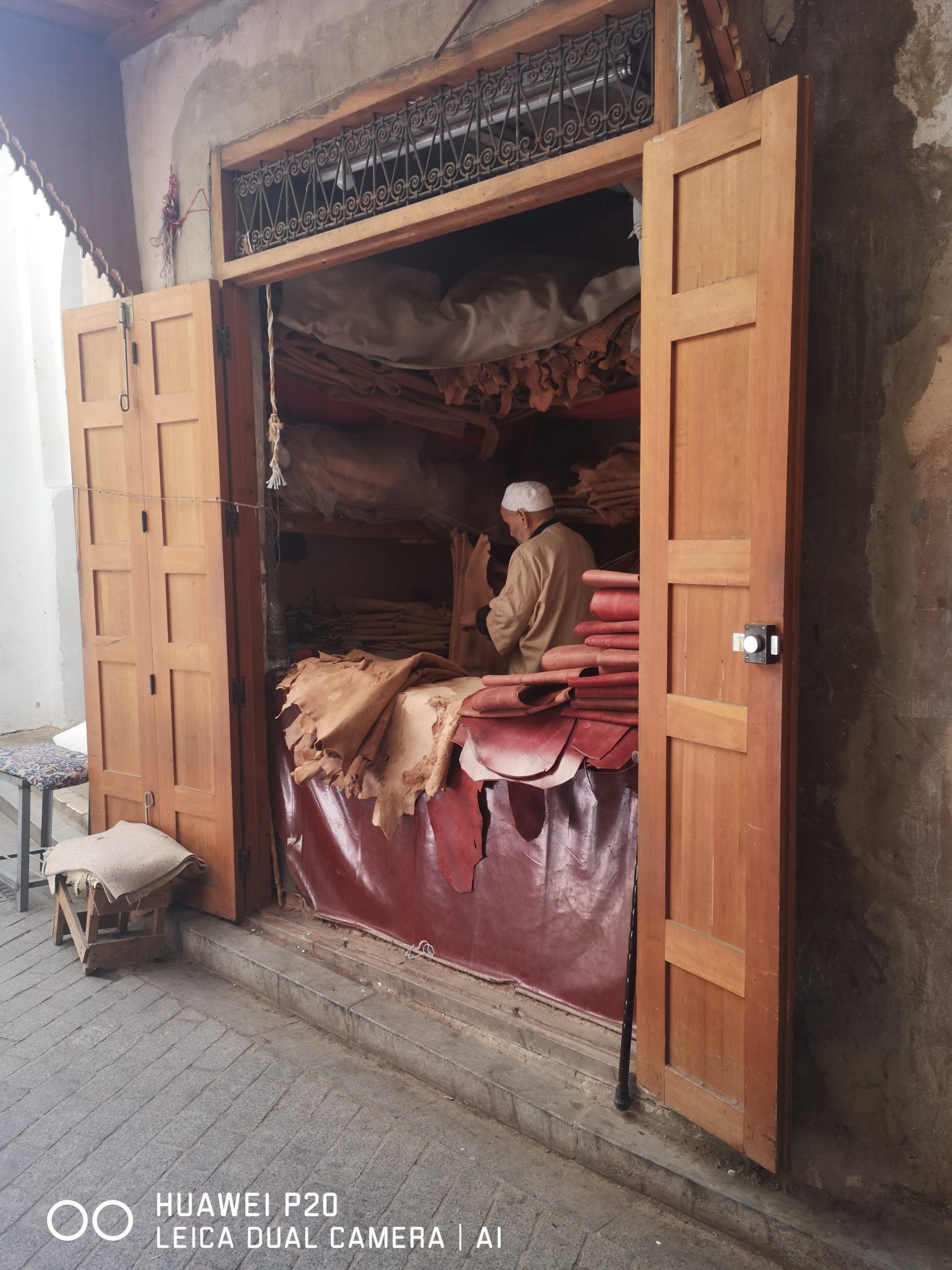 Artisan de cuir devant son étal, dans une ruelle de Fez