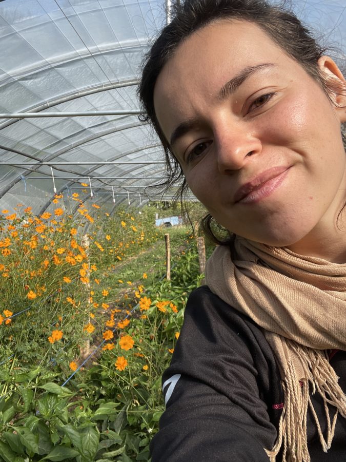 Selfie de Bérénice dans une serre de tomates et fleurs