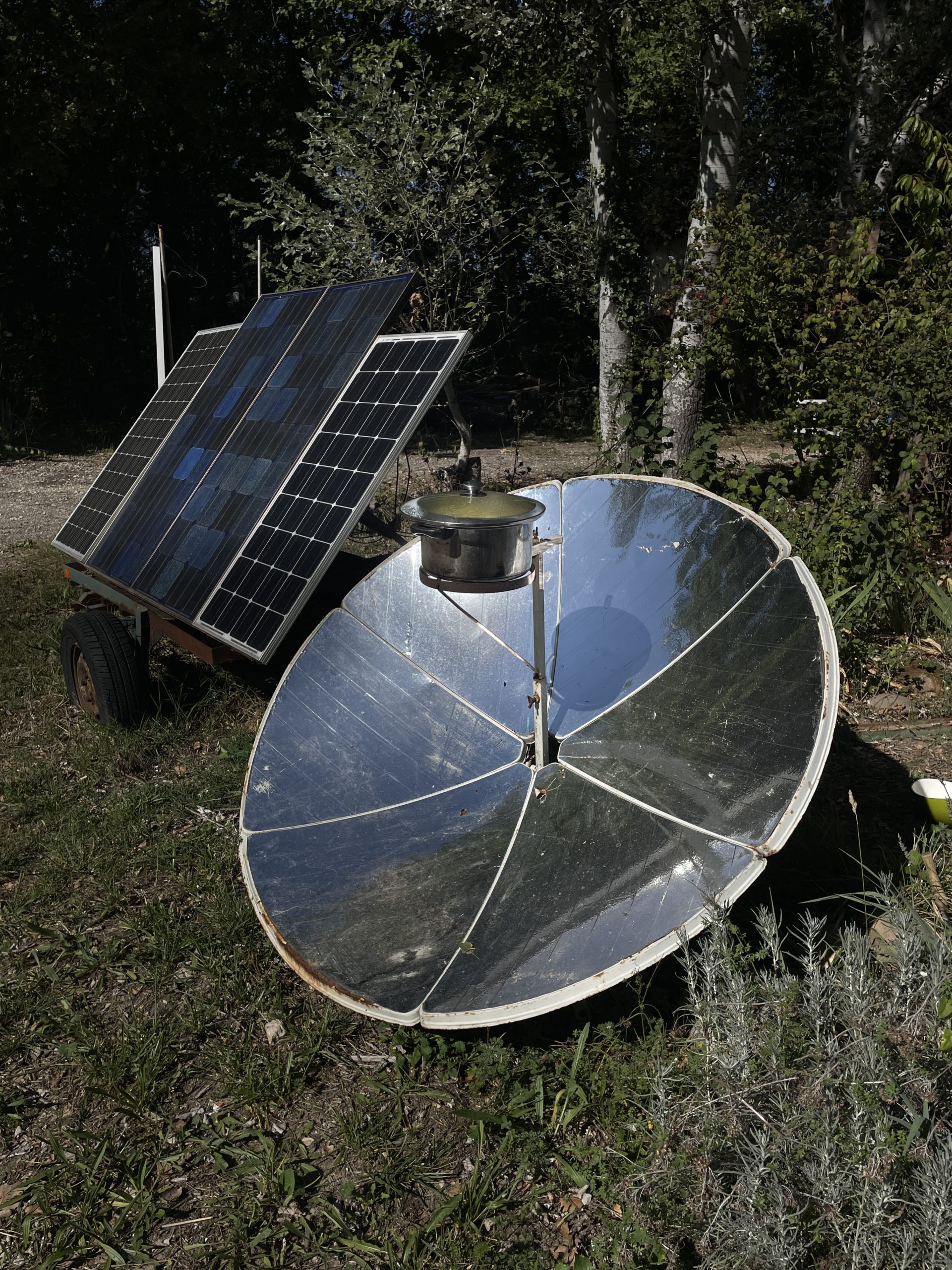Un four solaire : des miroirs placés en rond, orientés vers une casserole en train de chauffer
