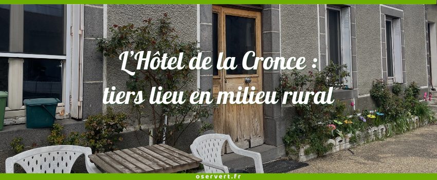 Hotel de la Cronce - couverture de l'article, texte écrit sur une photo de la porte d'entrée