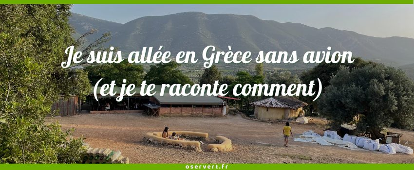 Je suis allée en Grèce sans avion - couverture de l'article, texte écrit sur une photo d'un écolieu en Grèce, avec les montagnes au loin, un grand olivier au centre d'une place